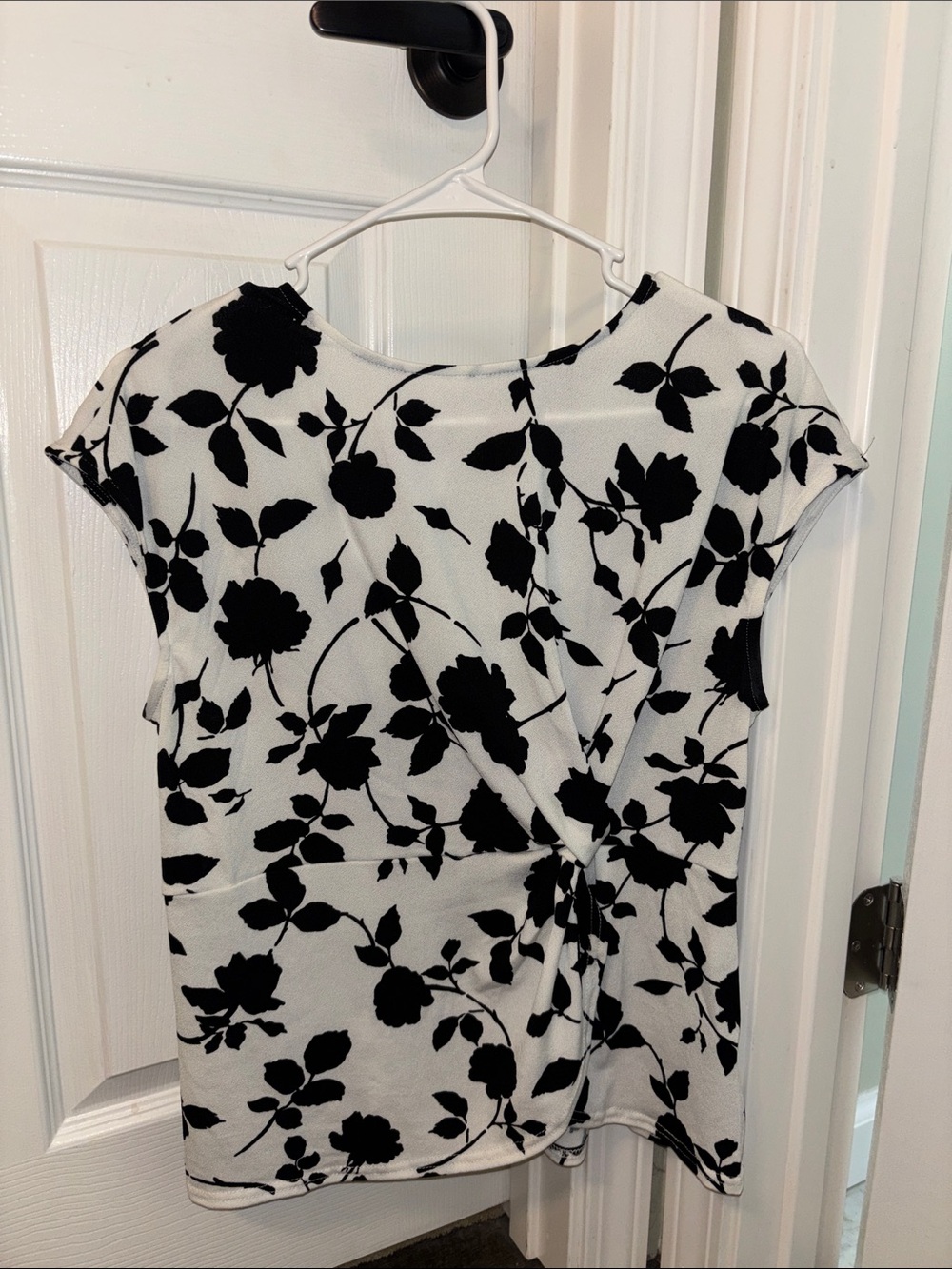 Fifty Street Women's Black & White Floral Twist-Front Blouse-NWOT